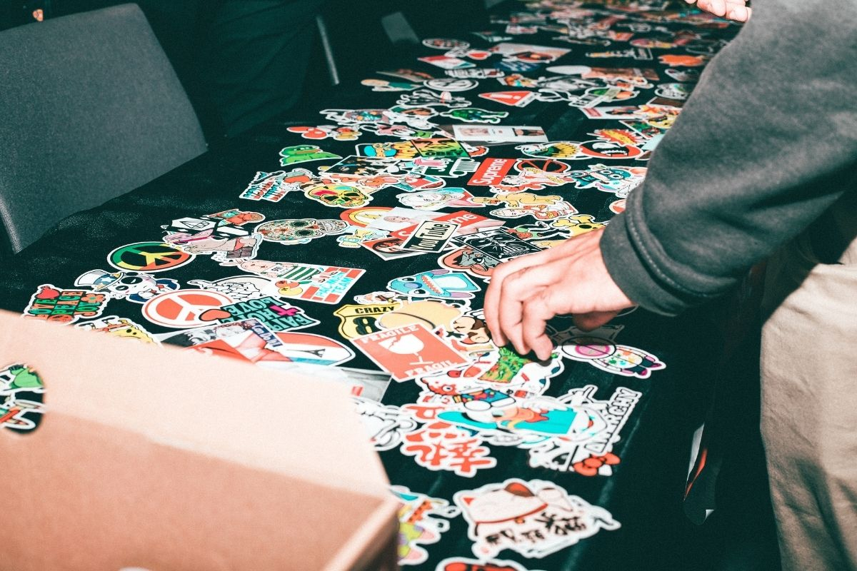 Co jest ważne przy projektowaniu spersonalizowanych naklejek na produkty?