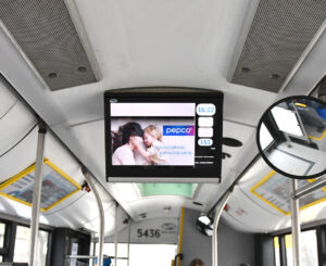 Reklama na ekranach LCD w komunikacji publicznej - Na czym polega DOOH?